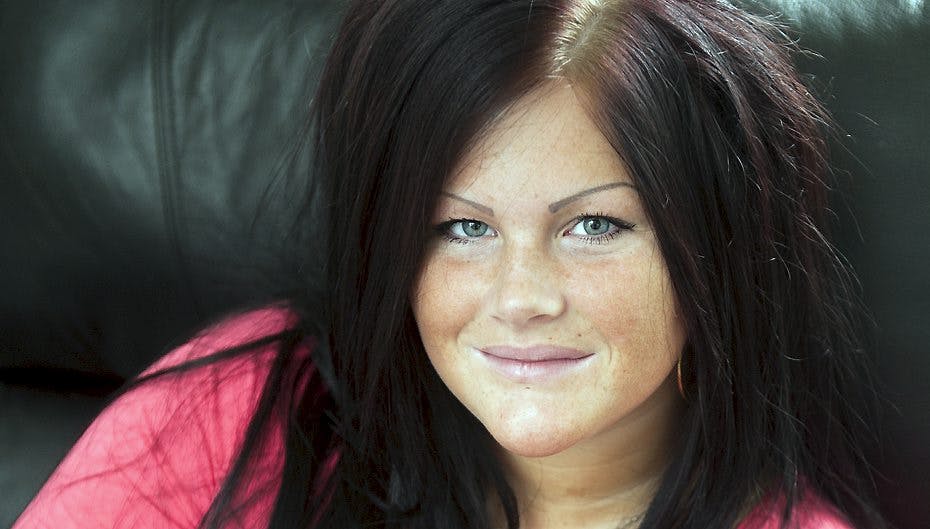 Selv om Nanna er træt af modgang, holder den unge mor hovedet højt