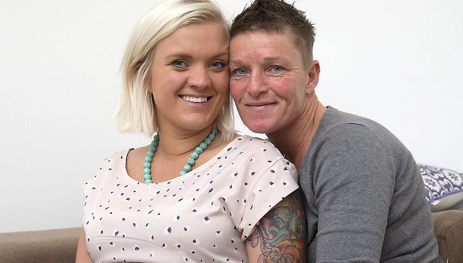 Michelle og Tina Lage Vilbrand er i fuld gang med barnedåben. Kom med i kirken herunder.