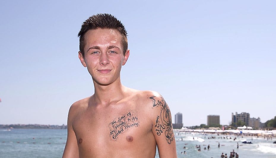 På grund af sin unge alder, må 16-årige Emilio have forældrenes underskrift for at blive tatoveret.
