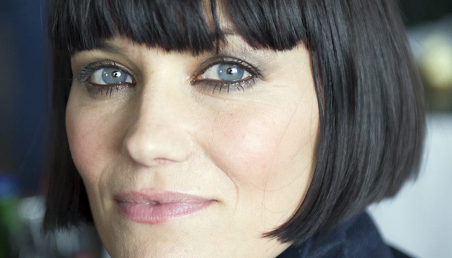 Skønne blå øjne - sådan er vi vant til at se rockstjernen Pernille Rosendahl. Nu har hun skiftet den havblå farve ud