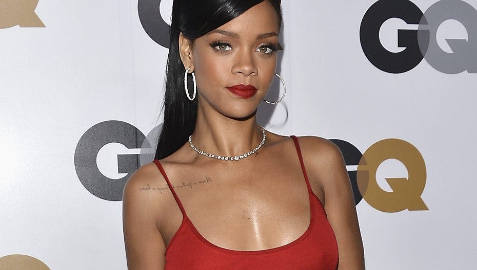 Rihanna nyder tiden på Barbados - her er hun dog til premiere