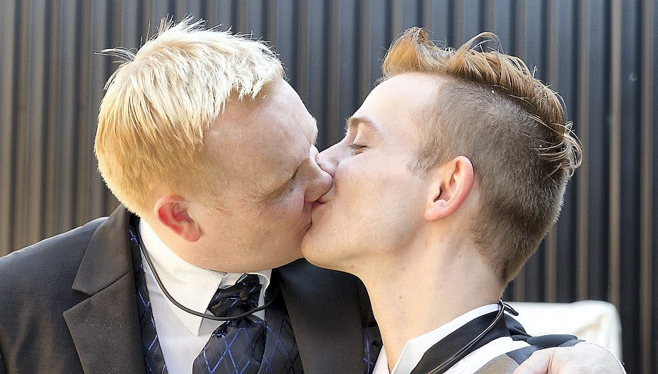 Det nygifte par fik kysset en del, men bryllupsnatten har de til gode, for Bjørn er stadig spærret inde