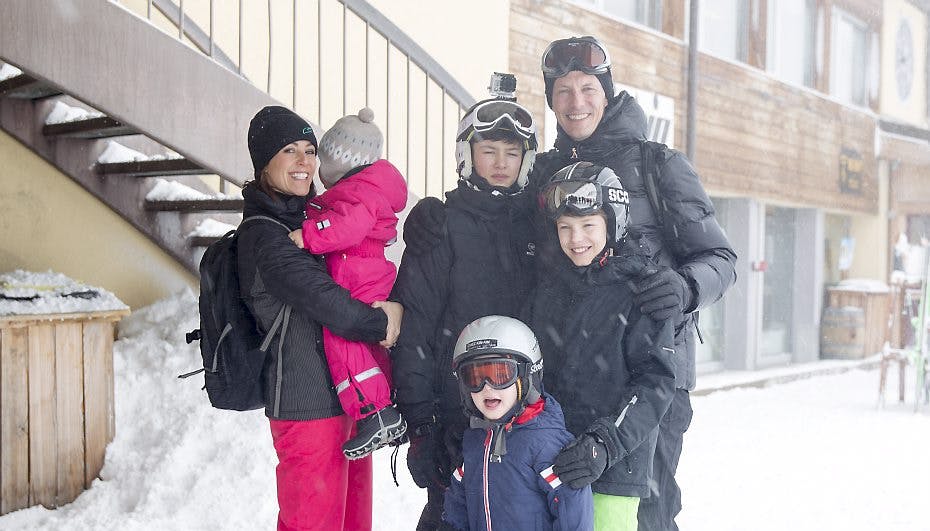 Joachim og Marie har alle børnene med på skiferie i Villars-sur-Ollon.