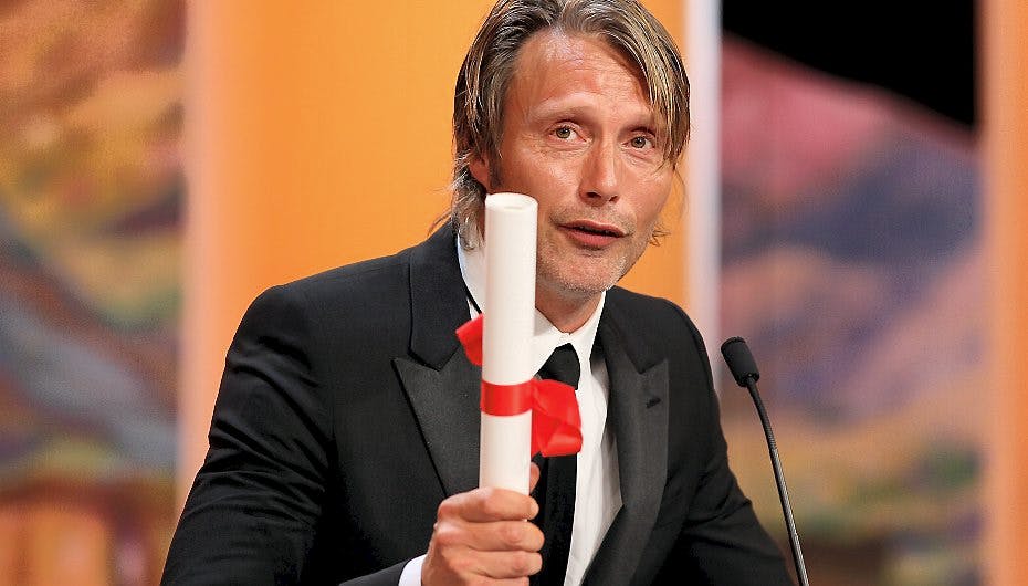 Mads Mikkelsen, da han søndag aften fik en guldpalme