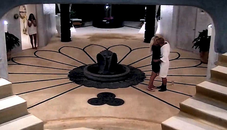 Philip og Nanna får afbrudt deres hede kys af Christel, der - uden held - forsøger at snige sig diskret forbi.