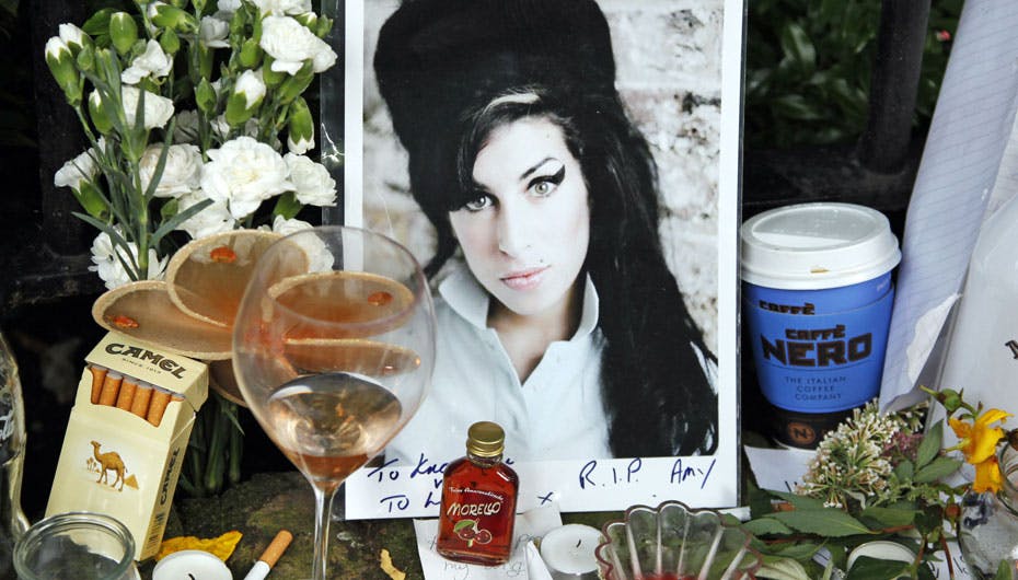 Fans har sat sprut og smøger foran Amys hjem i London