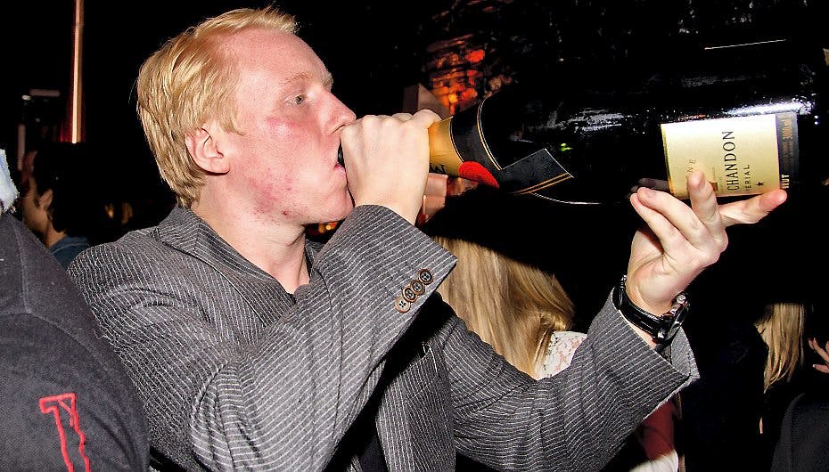 Mads Dinesen elsker champagne, som det ses. Efter sin dom slukkede han dog tørsten i et glas rosé