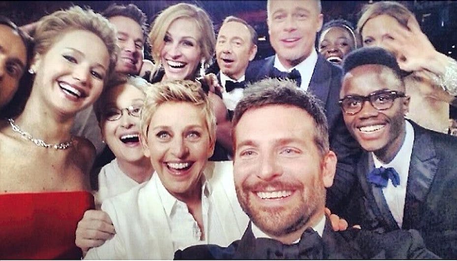 Selfiet fra årets Oscar-fest blev hurtigt det mest delte billede nogensinde