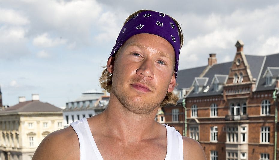 Kay gør et kluntet forsøg på at vinde kontrollen over et skateboard