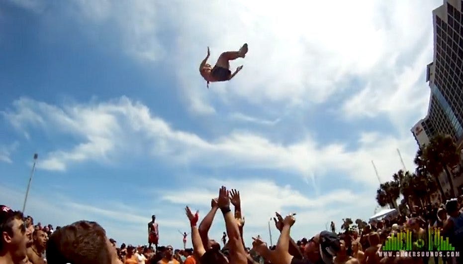 Det er vildt og vanvittigt, når kvinderne flyver gennem luften.