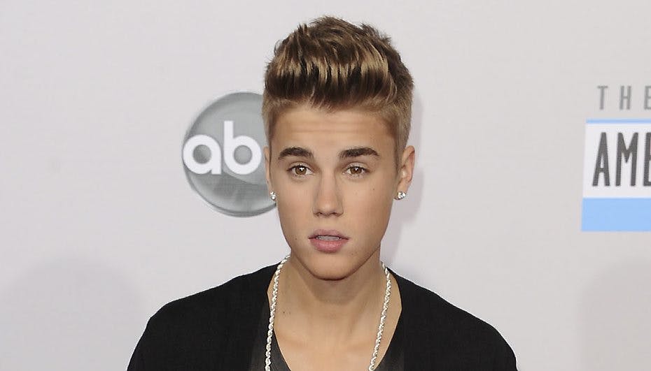 Justin Bieber har endnu engang fået nettet i kog, efter at han postede et billede af sig selv kun iført at par boksershorts.