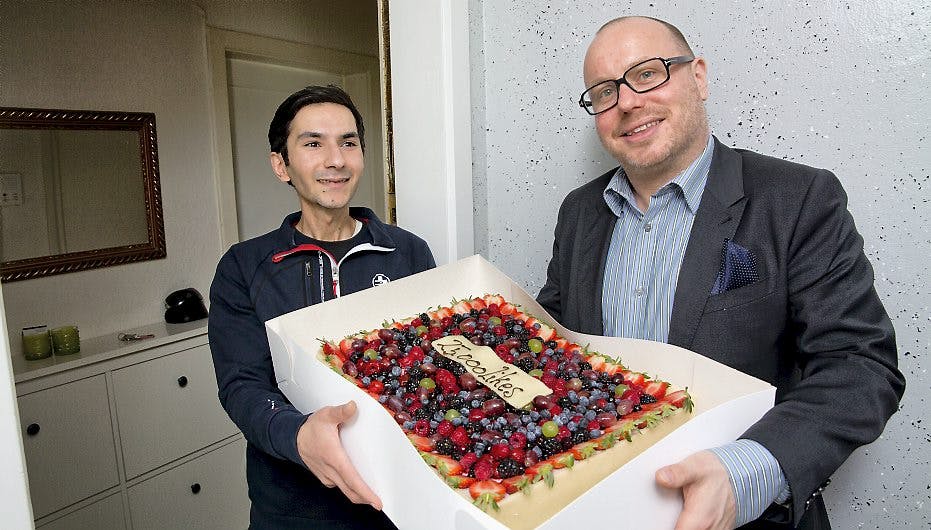 Den glade vinder Jamal fik overrakt kagen af SE og HØR's chefredaktør Niels Pinborg