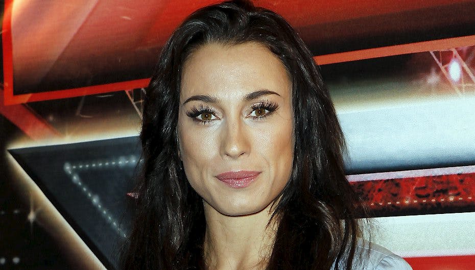 Medina smed tøjet og viste kroppen frem i bikini, da hun i går var på stranden i eksotiske Mexico.