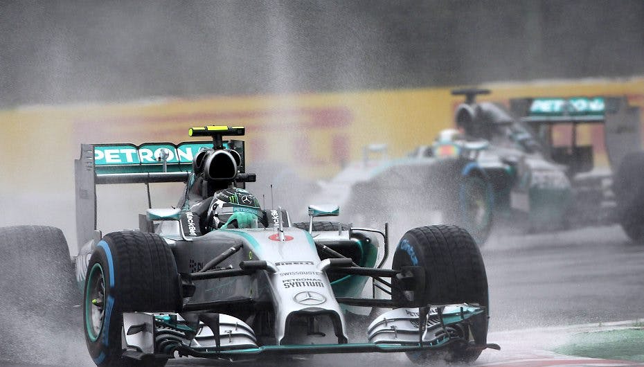 Her er Nico Rosberg stadig forrest, men han blev overhalet af holdkammeraten Lewis Hamilton