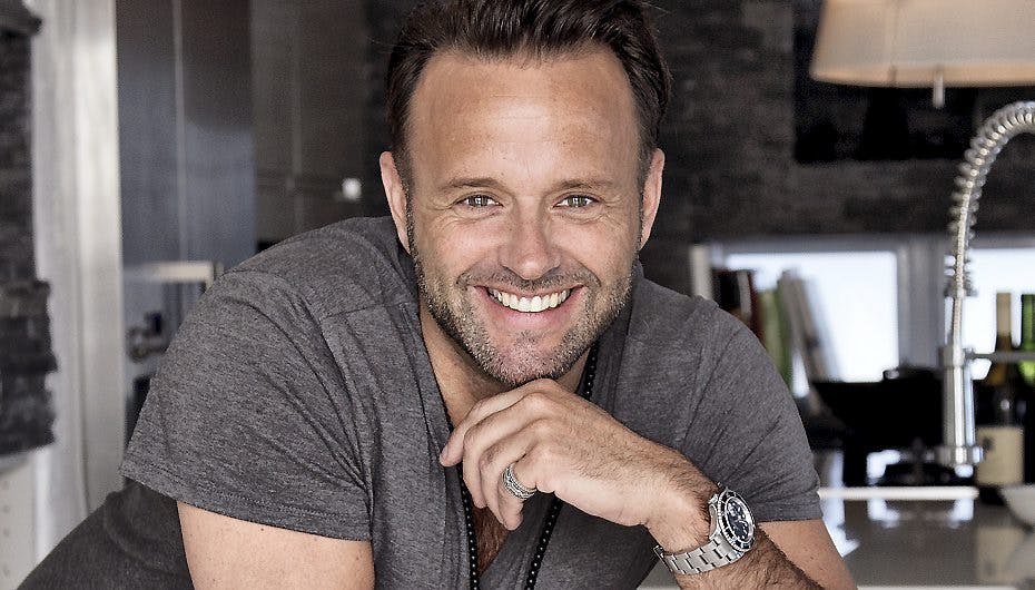 Han får travlt i morgen, den gode Dennis