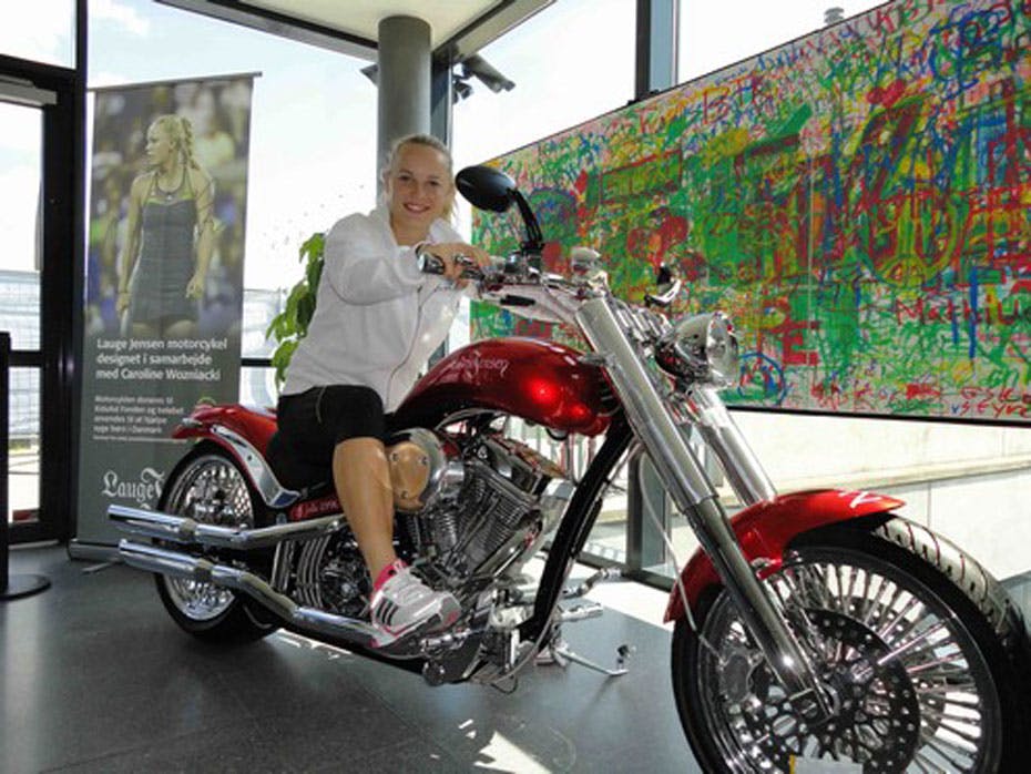 Køb Wozniackis specialdesignede motorcykel, og støt syge og svage børn i Danmark