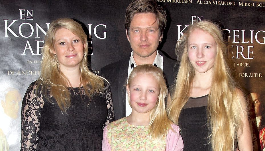 Thomas Vinterberg med sin dengang højgravide kone og sine to døtre