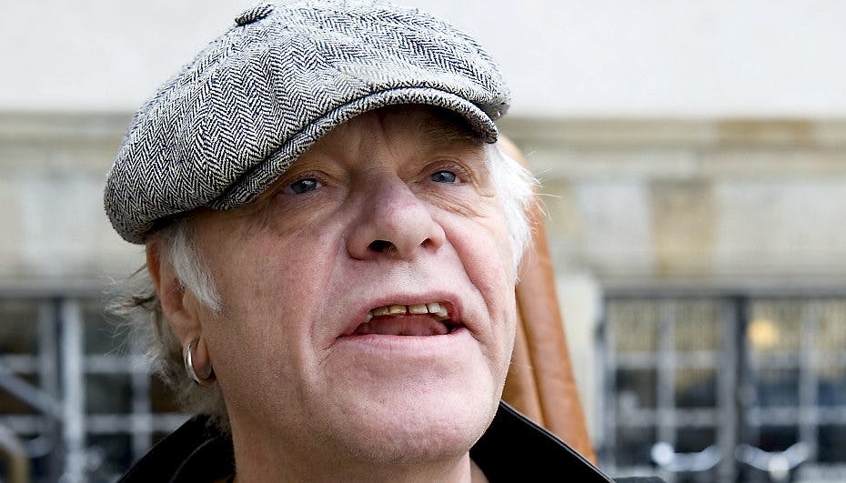 Gavflaben er blevet ramt af rygsmerter, så han må aflyse sin turné i Kina.