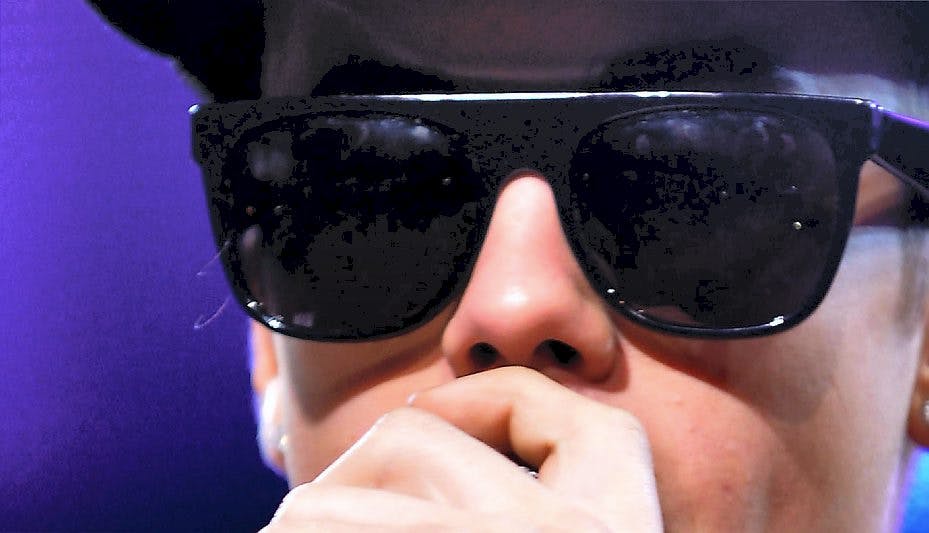 Kan du gætte, hvem det er? Stjernens største fans vil måske kunne genkende ham på trods af solbrillerne