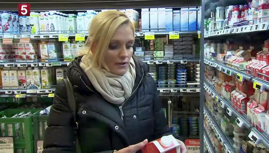 Oddset-Janni bøjer sig og køber den almindelige piskefløde med 38 procent fedt til Karsten.
