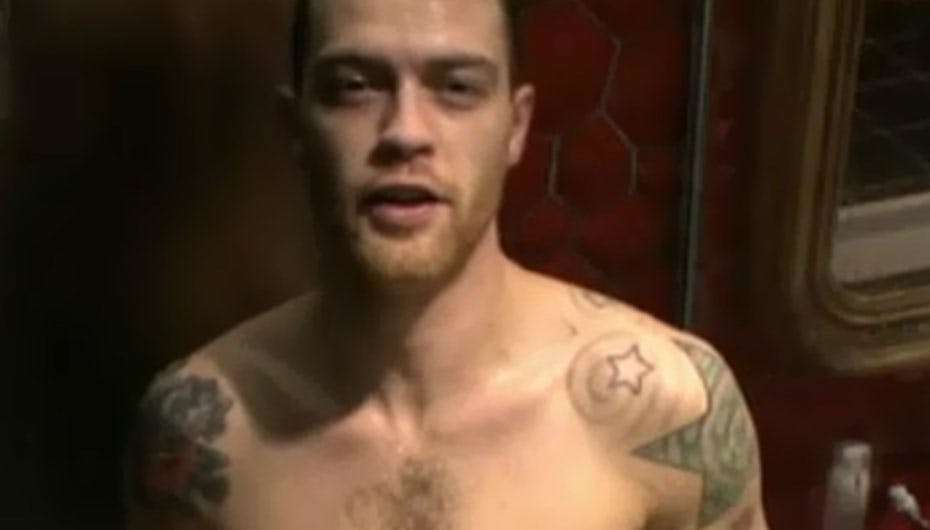 I går viste Umar sin veltrænede krop, men dækkede sig alligevel til. Nu er det Christian, der bader, og han er ikke nærig