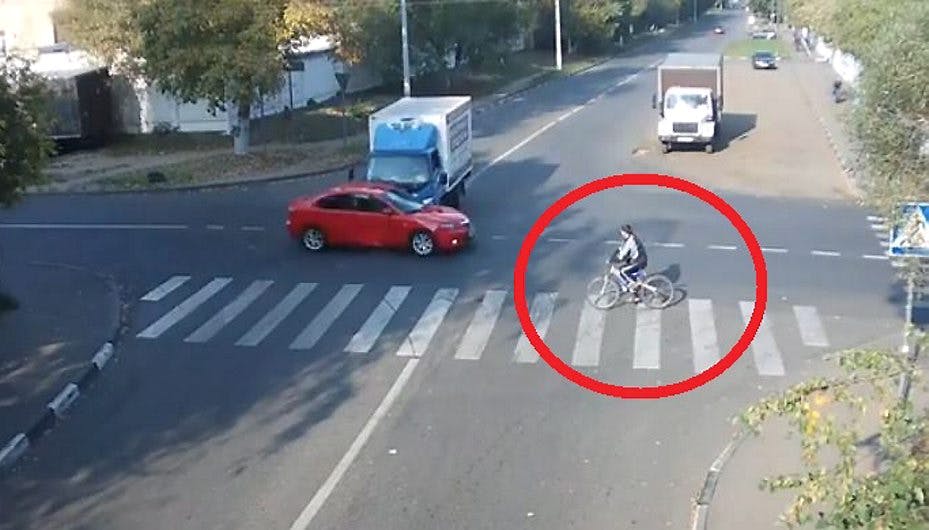 En russisk cyklist kan vist takke et par skytsengle for, at han slap uskadt fra denne trafikulykke