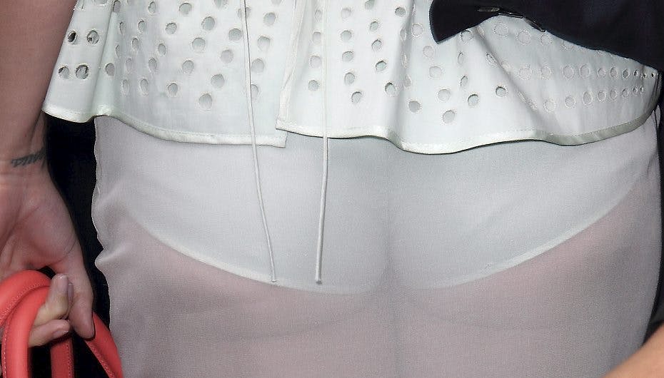 Skørtet skjulte intet, da denne sangerinde forleden dukkede op i Hollywwod