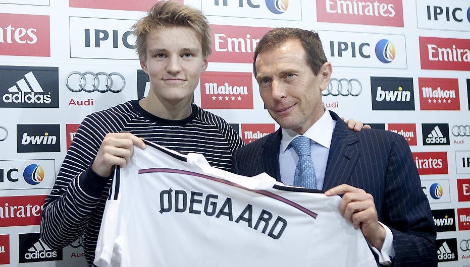 Martin Ødegaard og den tidligere landsholds- og Real Madrid-spiller, Emilio Butragueno - Danmarks onde ånd fra VM 1986 - ved præsentationen af den norske knægt i real Madrid i dag.