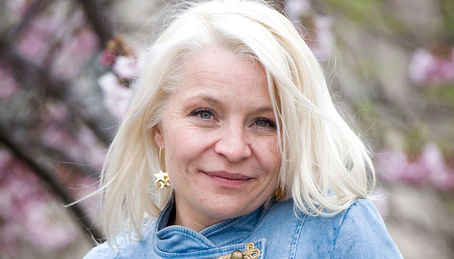 Signe Lindkvist har nyt sommeren med sin nye unge kæreste