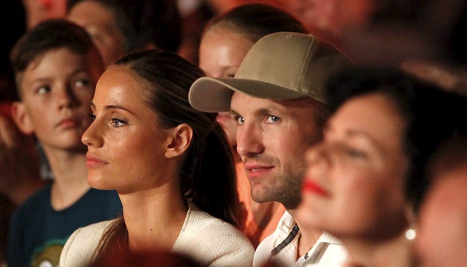Mikkel Kessler og Lea Hvidt fik passet sønnen Romeo, da de fredag aften overværede "Vild med dans" ved ringside.