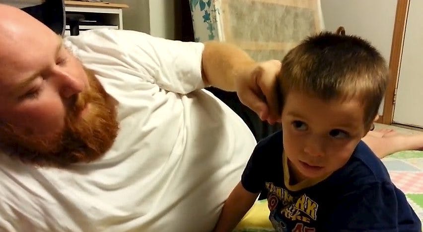 Jesse Fulcher legede en lille leg med sin søn inden sengetid