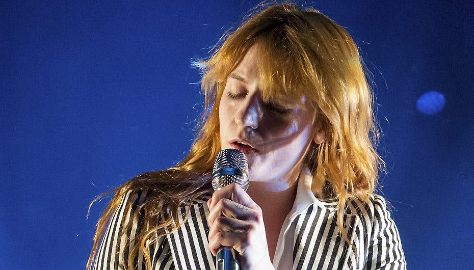 Florence Welch brækkede foden, da hun hoppede ud fra scenen