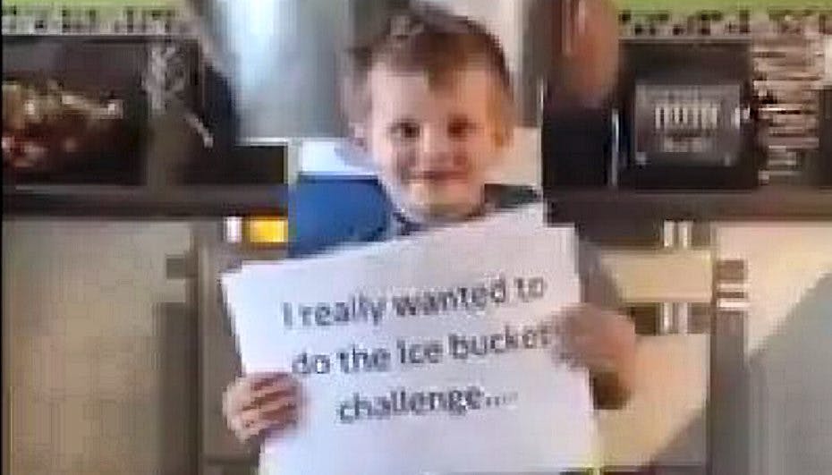 Denne lille dreng vil virkelig gerne lave Ice Bucket Challenge, men den lille dreng må helst ikke blive kold