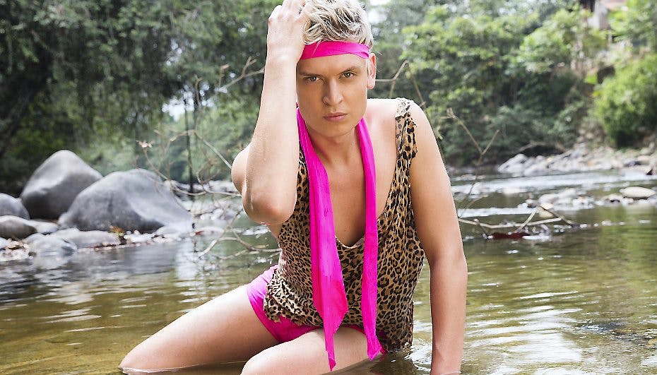 De pink minishorts fra "Divaer i junglen" er smidt væk, når Patrick Smith giver den gas med sin gruppe i flabet video.