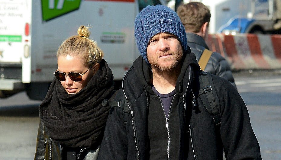 Sam Worthington mener, at han forsvarede sin kæreste mod en nærgående fotograf.