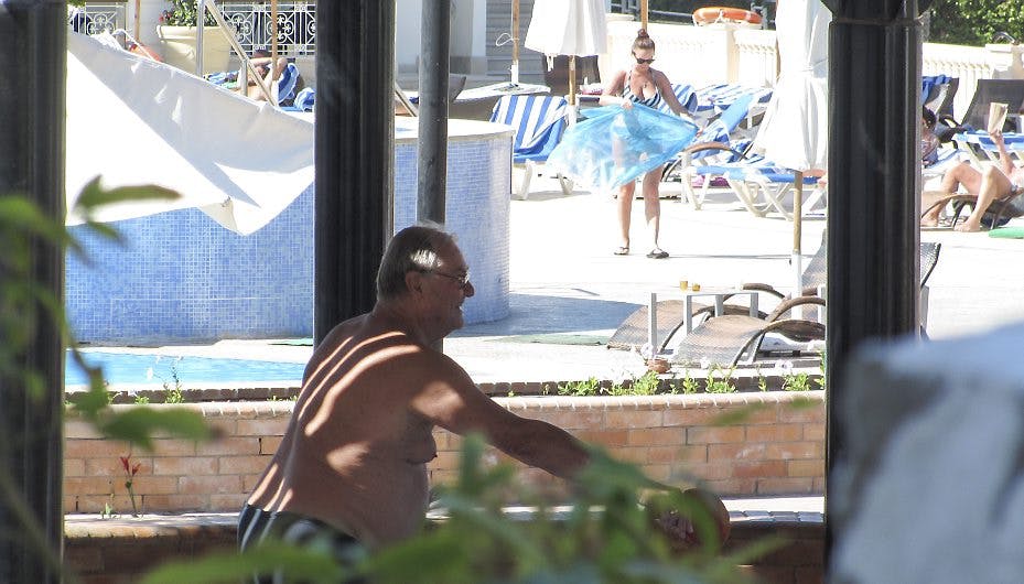 Ping pong! Badedyret Prins Henrik underholder sig selv med en frisk omgang bordtennis