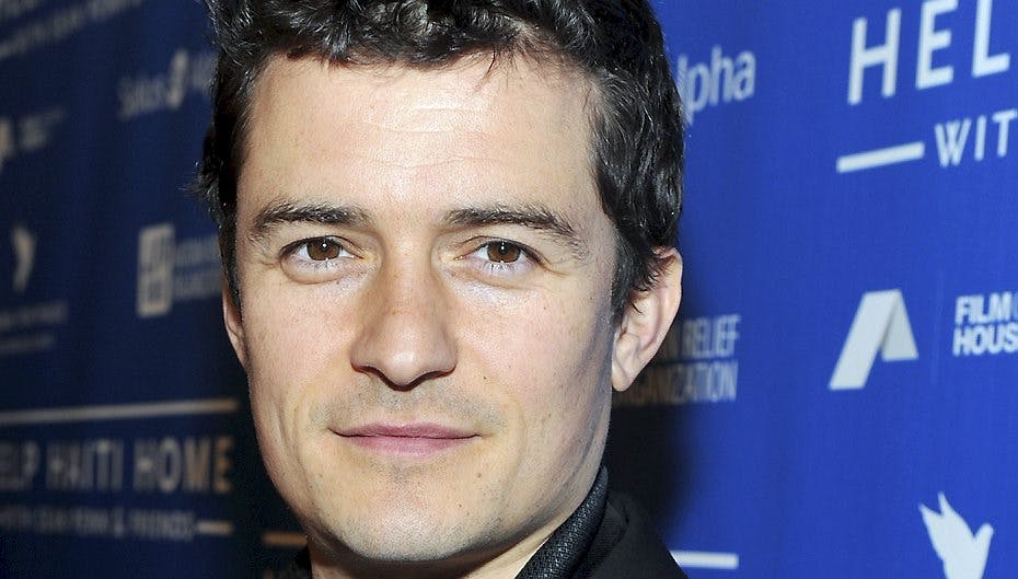 WHTF! Lækre Orlando Bloom deler seng med en gul nisse?!