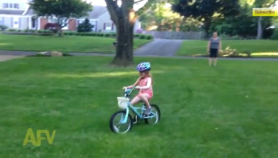 Den lille pige bliver ellevild, da hun endelig har lært at cykle.