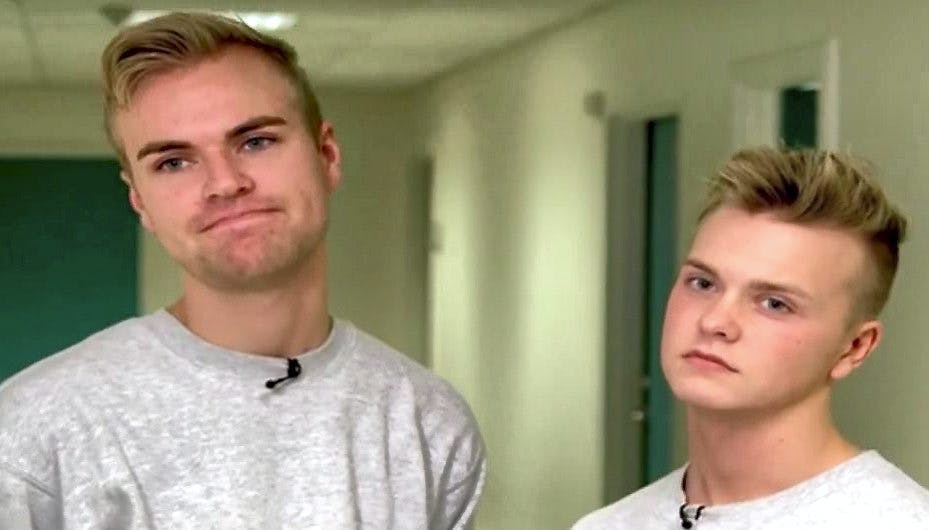 Kæresteparret Yannich og Breki var i tidsnød og endte med at grave kufferten med de 100.000 kroner ned.