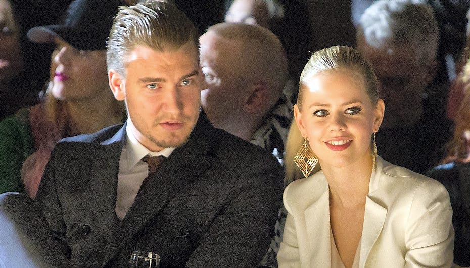 Bendtner til SAND-modeshow med kæresten Julie Zangenberg.