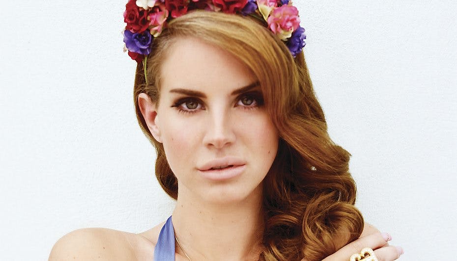 Lana Del Rey får en ny tatovering, når hun føler sig helt alene i verden