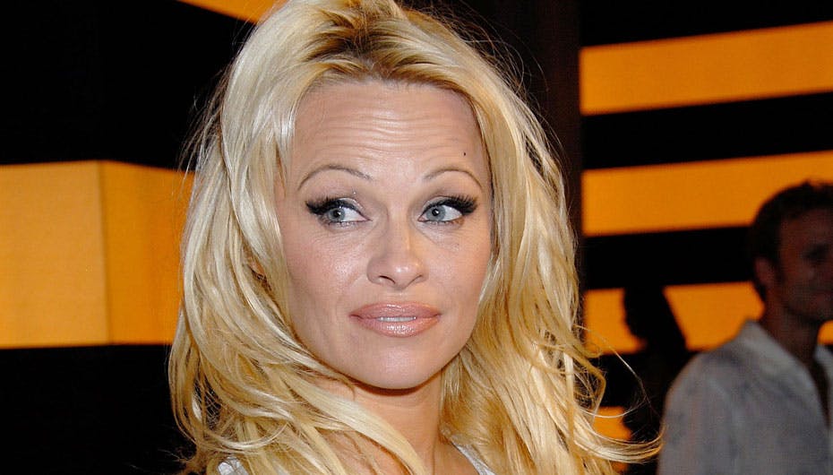 Pamela Anderson rynker panden over Medinas musik