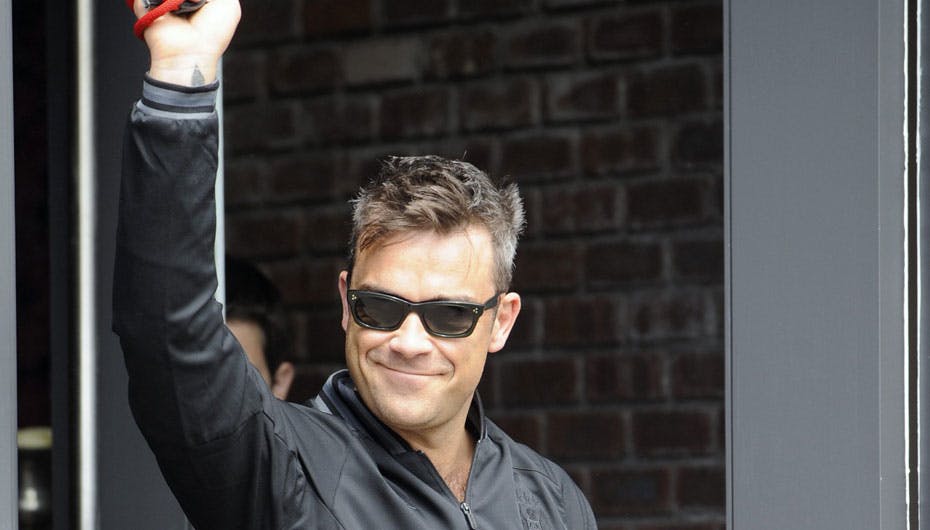 Robbie havde et underfundigt smil på læberne, da han luftede hund og ...