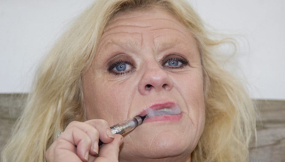 Det er ikke længere hverken Prince, Look eller Camel, der hænger i flaben på Pernille Højmark, men derimod en elektronisk cigaret.