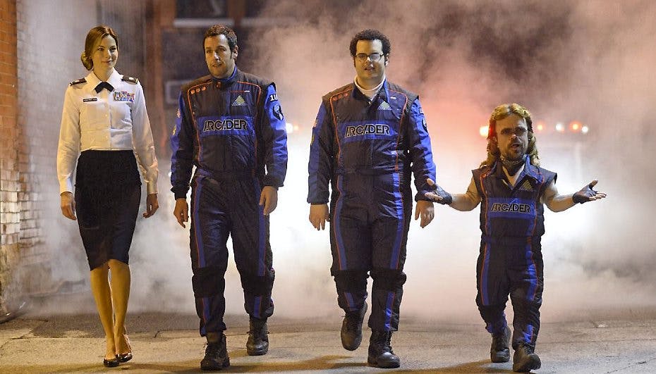 Michelle Monaghan, Adam Sandler, Josh Gad og Peter Dinklage, der heller ikke lader til at vide, hvad der foregår i ’Pixels’. PR-foto: Colombia.