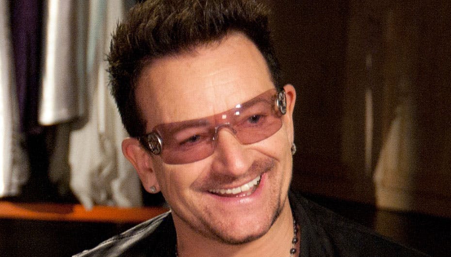 Bono har grund til at smile, men det har de irske borgere ikke. Læs her hvorfor