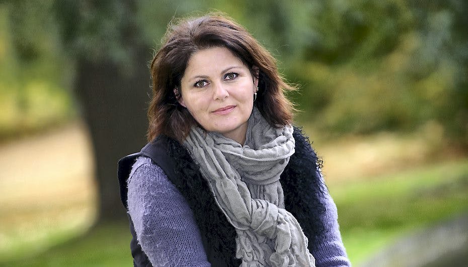 Sara Blædel var plaget af ordblindhed som barn, men takket være hendes far bevarede hun glæden ved at fortælle historier