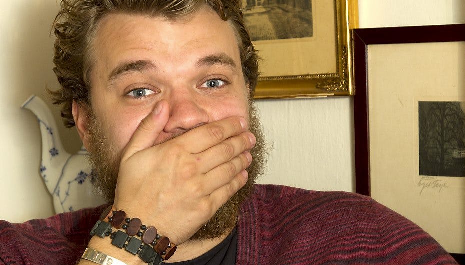 Pilou Asbæk indtager i aften, søndag, selv hovedrollen som Simon Spies, når "Spies og Glistrup" har gallapremiere i Imperial i København