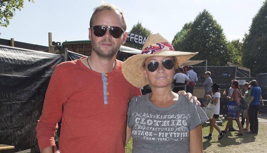 Maria Montell og Thomas Villum nød det gode vejr på Roskilde fredag efter en nat i bilen