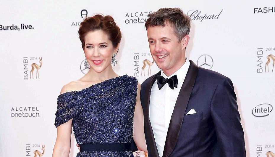 Mary med Kronprinsen ved sin side før prisoverrækkelsen